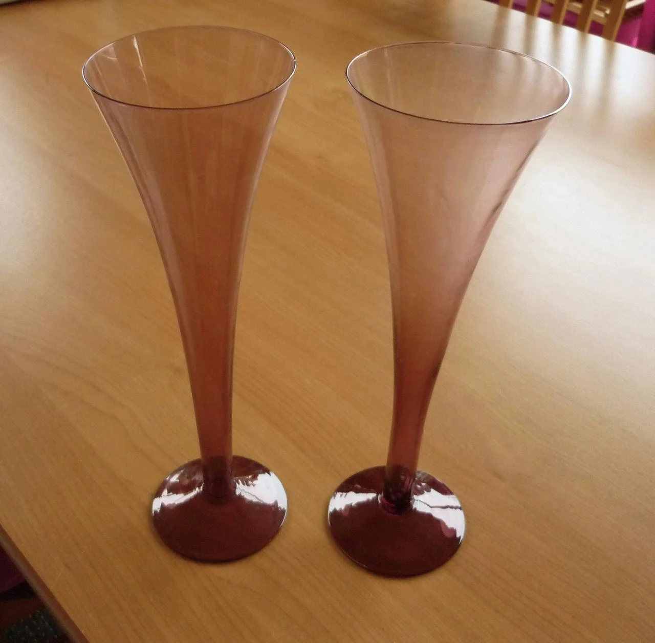 Conjunto de 2 copas de champán de color púrpura-rosa de forma alta, 25x8 cm, en caja – photo 3